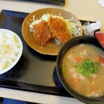 かつや - こちらはレギュラーメニューの『とん汁定食（ヒレカツ）』。意外と人気あるんじゃなかろうかと勝手に思っております。寒くなってきたので大きな豚汁が恋しくなりますね。