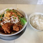 麺's ラッキーパンチ - ライスはマストです。ライス中盛り（税込100円）