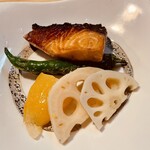 小料理 椿 - さわら？の焼き物、ピリ辛の蓮根その横にあるのは柚子の甘煮？