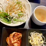 Nikuno Itadaki Kou - 【’23.12】セットのサラダ、スープ、キムチ、ナムル