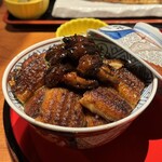 炭焼うな富士 - 肝入り上うなぎ丼　ご飯の中で蒸されたうなぎとご飯の上の鰻とで味わいに違いがあります。特大鰻（330g）の身と肝は絶品です。