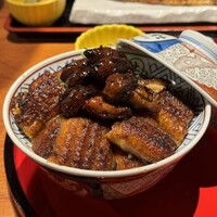 炭焼うな富士 名駅店 - 肝入り上うなぎ丼　ご飯の中で蒸されたうなぎとご飯の上の鰻とで味わいに違いがあります。特大鰻（330g）の身と肝は絶品です。