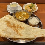 ミニ ネパール レストラン&バー アリサ - Ａランチ 
            (ベジタブルカレー(激辛)･ナン･ライス･サラダ･スープ)