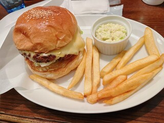Sherry's Burger Cafe - 3種のチーズバーガー(チェダー、ゴーダ、モッツァレラ)_¥1,800