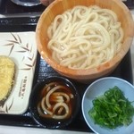 丸亀製麺 - 釜揚げうどん（並）¥２８０　＋さつまいも天￥８０　※食べかけ