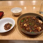 スーツァン・レストラン陳 - 期間限定メニューの麻婆白子を小皿に取ったものと、その残りです。