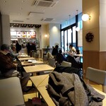 カフェ・ド・クレア - 細長い店です。