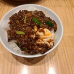 スーツァン・レストラン陳 - 麻婆白子を白いご飯の上にのせたもの・その２です。