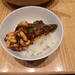 スーツァン・レストラン陳 - 麻婆白子を白いご飯の上にのせたもの・その１です。