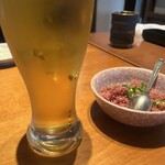 手打蕎麦 加寿屋 - 生ビールで乾杯なり♪自家製コンビーフと共に