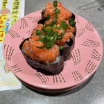 根室花まる - サーモン中落ち軍艦