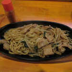 ひょうたん - ホルモン焼きそば 880円　(2023.11)