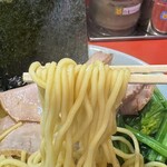 横浜家系ラーメン 黄金家 - やや細めの中太麺はカタメオーダーでしっかり歯応え