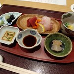 日本料理　伊せ吟 - 【お造り】お造りも各自のトレーに分けていただきます