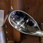 スパイスカレー高丸 - スプーンの縁が平らになってるでしょ。お米を一粒まで指を使わずに掬えるよ。