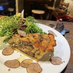 FISH HOUSE OYSTER BAR - 牡蠣とトリュフのキッシュ