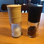 Yakiniku Gaden Kokoro - テーブルには岩塩と黒胡椒のミルが置かれていた