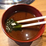 Yakiniku Gaden Kokoro - ◯赤出汁
                      生の赤味噌の風味や味わいが
                      シッカリと残っていて主張してる
                      
                      顆粒出汁程度な味わいもしてる美味しい味わい
                      何となく化調の存在はあるかな❔
                      
                      なのでインスタントの赤出汁と思えた
