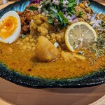 スパイスカレー高丸 - じゃがいもココナッツカレー。このカレーは月１くらいで変えてるそうな。