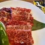 焼肉GARDEN KOKORO - タレで食べてみるとカルビ、ハラミ共に
            何の臭みも感じなくて脂感がシッカリとしていて
            噛むとジュンワリ旨味シッカリな脂が
            口の中に溢れて美味しいよねえ❕