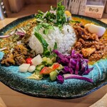 スパイスカレー高丸 - 私超偏食人間でこういう野菜を一切食べられない子供だったんです。だからこれのエゴの無さがよく分かるというか。偏食のお子さんを連れてきてみてはいかがだろうか。