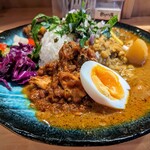 スパイスカレー高丸 - 無水チキントマトカレー。完璧過ぎるがゆえ個々のカレーの印象が薄いのも事実。出汁を強く取ったりスパイスを効かせると印象に残りますよね。でもそうするとこの世界の調和は乱れちゃうんですよ。