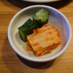 Yakiniku Gaden Kokoro - ◯キムチ
                      白菜ときゅうりのキムチとなる
                      白菜はスッキリ目な味付けで
                      一味の辛さがシッカリ目に効いてる好みな味わい
                      
                      きゅうりの浅漬けは塩感優勢で適度な塩加減
                      
                      どちらにもほんのりと化調感はある