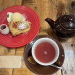 GRANNY SMITH APPLE PIE & COFFEE - ホワイトチョコと苺のクリスマスアップルパイ（アイス・生クリーム・ラズベリーソース付き）970円、ジンジャーアップルハーブティー 750円