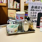 Tonton - ご夫妻でされてるのかな？愛想の良いお母さんが対応してくれる。満席にはならないけどお客さんは続々と。地元民に愛され続けてるんだろうな。店内TV有り。