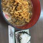 Kankou Kaikan Yasutomiya Resutoran - ごぼう天うどん800円　おにぎり280円