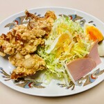 Tonton - ドレッシングは酸味が効いてる。ジューシー唐揚げは旨味をしっかり味わえる。味玉が嬉しいけどラーメンに入れりゃよかった。