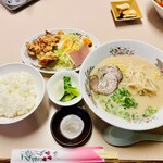 Tonton - 8分程で提供。ご飯はちょいボソッとして普通。素朴な浅漬が色んな味をリセットしてくれる。単品のラーメンにはサービスで揚げ餃子みたいなのを付けてくれた。