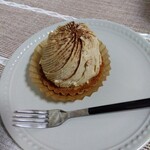 ベースコーヒー - モンブラン。中に栗丸ごと一個入ってました