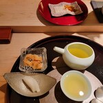 寿し道 桜田 - 義侠縁特別純米を熱燗で、3年熟成して黄色味を帯びている、愛知県