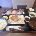 Oogaki Osakana Ichiba - お刺身海鮮定食