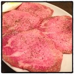 武石 - 特上タン塩。黒タンではないですが、肉厚で旨味が濃厚で脂がノリノリ。ただ、やや筋張っていて硬い部分も、、そこだけが残念でした。