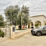 Tony Bar - 広ーい敷地内の駐車場はいっぱいで入口のスペースに停めさせてもらいました　警察の来るところじゃないしw