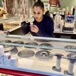 Se Ti Va - 真剣な表情でジェラートをコーネに盛り付けるお姉さん