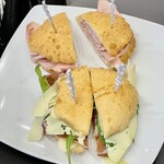 Tony Bar - 子供も食べやすいサイズにしたという割には立派なハンバーガー風パニーニ　種類豊富です