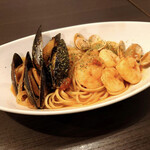 シーフードとトマトの生パスタ（ペスカトーレ）