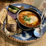 ブリコラージュ ブレッド アンド カンパニー ベーカリー - 大山鶏のスパイシートマト煮込み 農家さんのロースト野菜添え