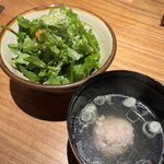 和呑旬 通木 - セリのサラダとお通しのつくね汁