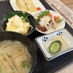 畑熊商店 - かなり具沢山の定食です。