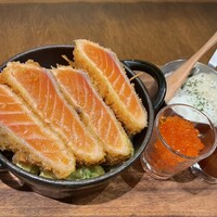 Seafood bar Ermitage 代々木店 - 名物、サーモンレアカツ丼