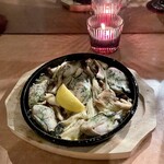 Bar Soul Kitchen - 広島産牡蠣とキノコのアヒージョ