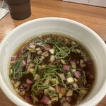 228074015 - スープは昆布水が混ざるとちょうどいい塩味と旨味です。アーリーレッドと刻みねぎがいい食感です。