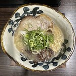 らあ麺と餃子の店 たか和 - こく旨ラーメン(850円、真上から)