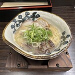 らあ麺と餃子の店 たか和 - こく旨ラーメン(850円、斜め上から)