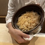 銀座 しのはら - 白魚と牛蒡のかき揚げが載った炊き込みご飯