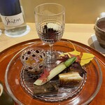 銀座 しのはら - ワイングラスにマグロ山かけ　ショットグラスにシマエビとイカの紹興酒漬け